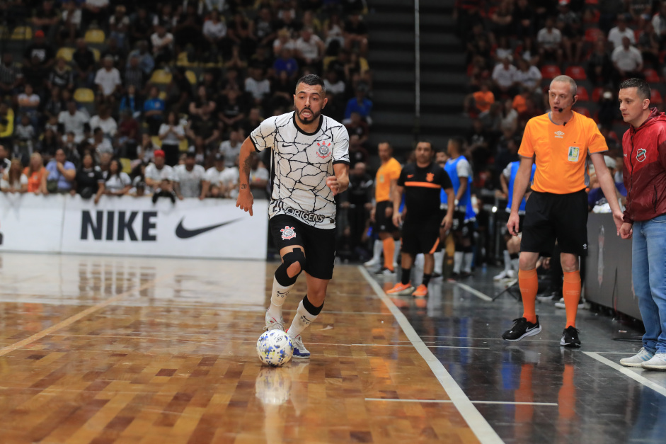 Allan comemora título do Corinthians pela Liga Nacional de Futsal