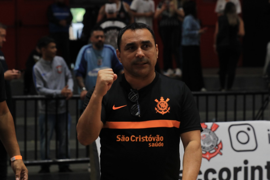 Deividy Hadson, tcnico do Corinthians Futsal, diz estar alegre com o desempenho da equipe na temporada
