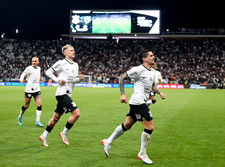 Fagner, Rger Guedes e Fbio Santos indo comemorar o gol do Corinthians