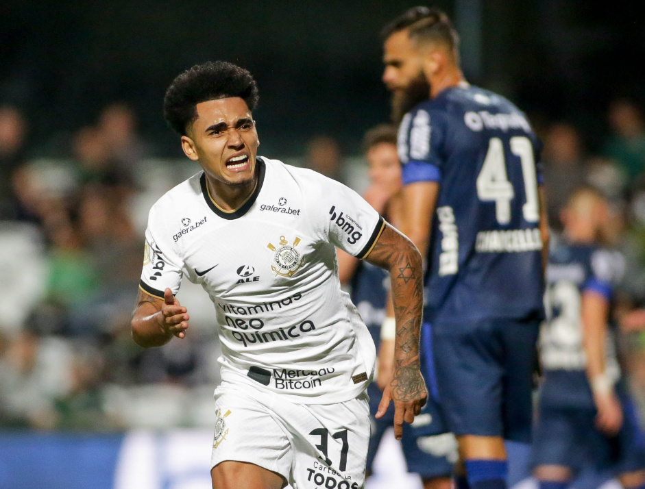 Du Queiroz comemora gol no empate contra o Coritiba no Couto Pereira