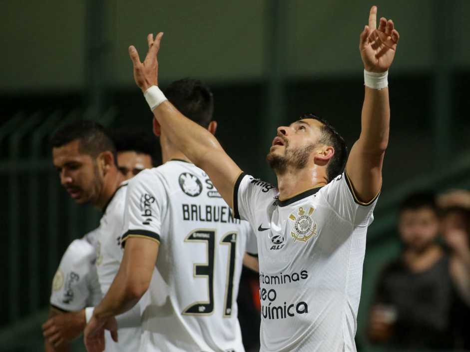 Giuliano comemora o gol no empate contra o Coritiba no Couto Pereira