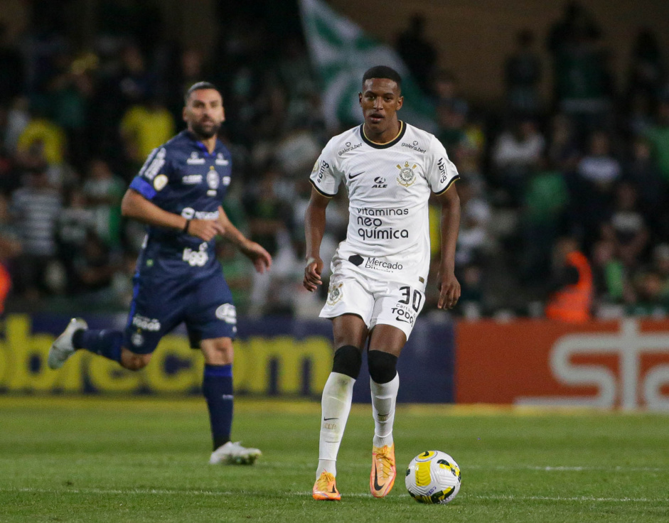 Robert Renan disputa no empate contra o Coritiba no Couto Pereira