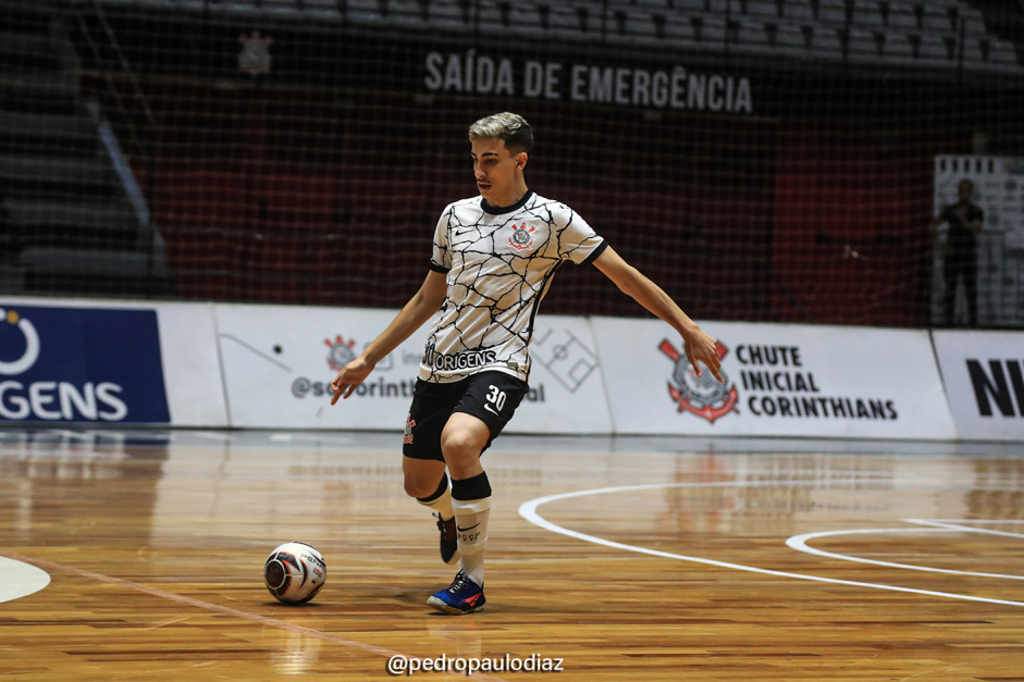 Heitor confirma sada e  quinta baixa confirmada do elenco campeo do futsal do Corinthians