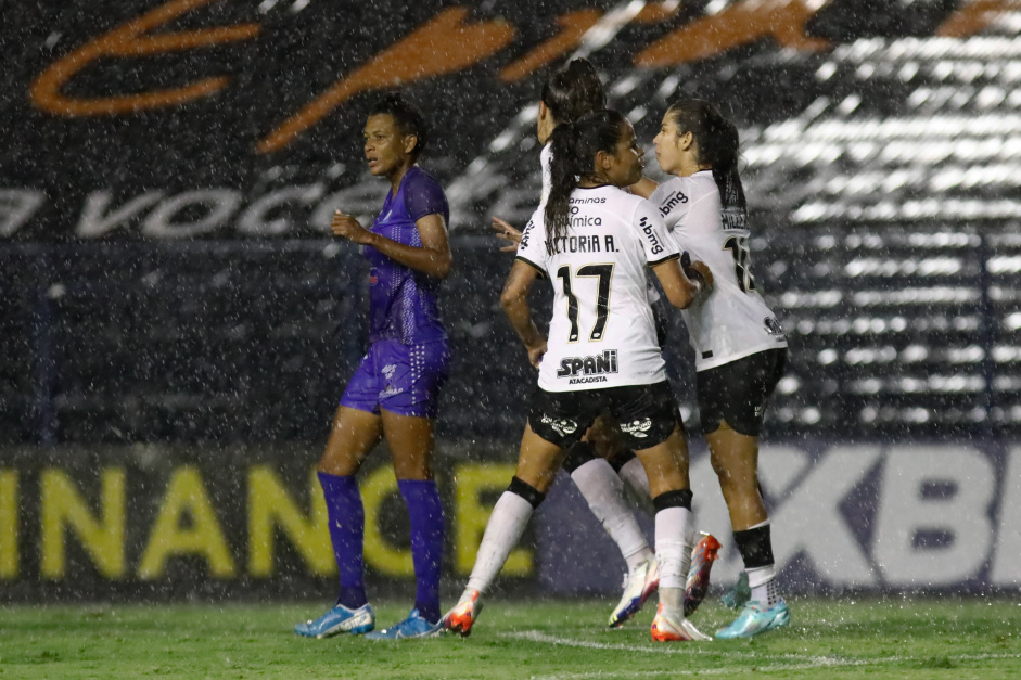 Jogadoras do Corinthians Feminino celebram um dos gols anotados na goleada contra o Taubat
