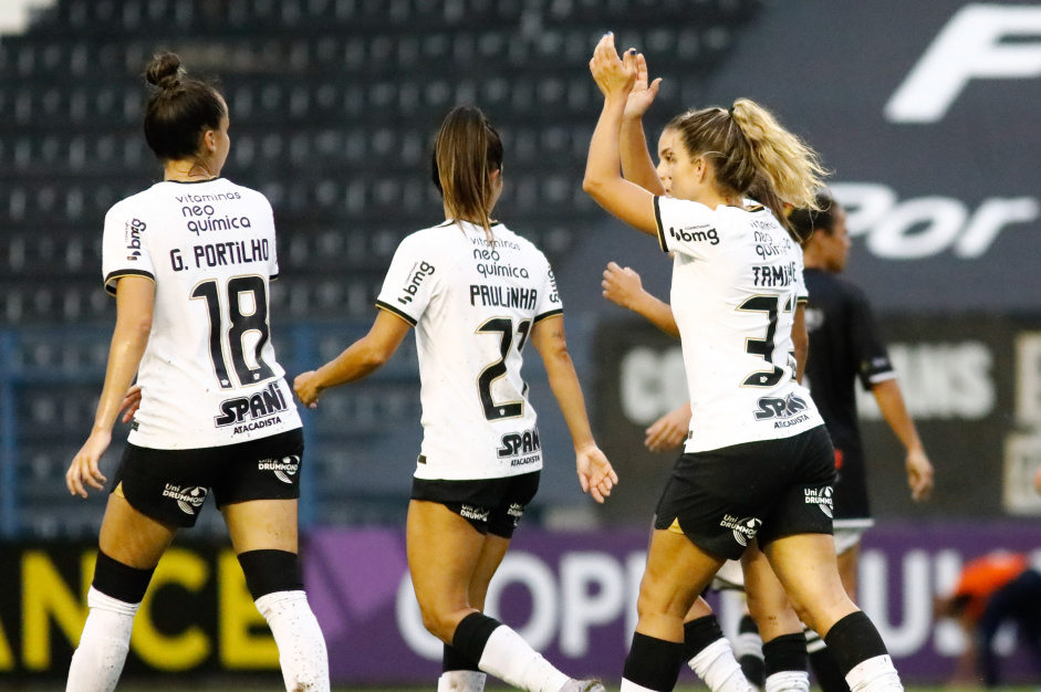 Gabi Portilho, Paulinha e Tamires em comemorao de gol do Corinthians