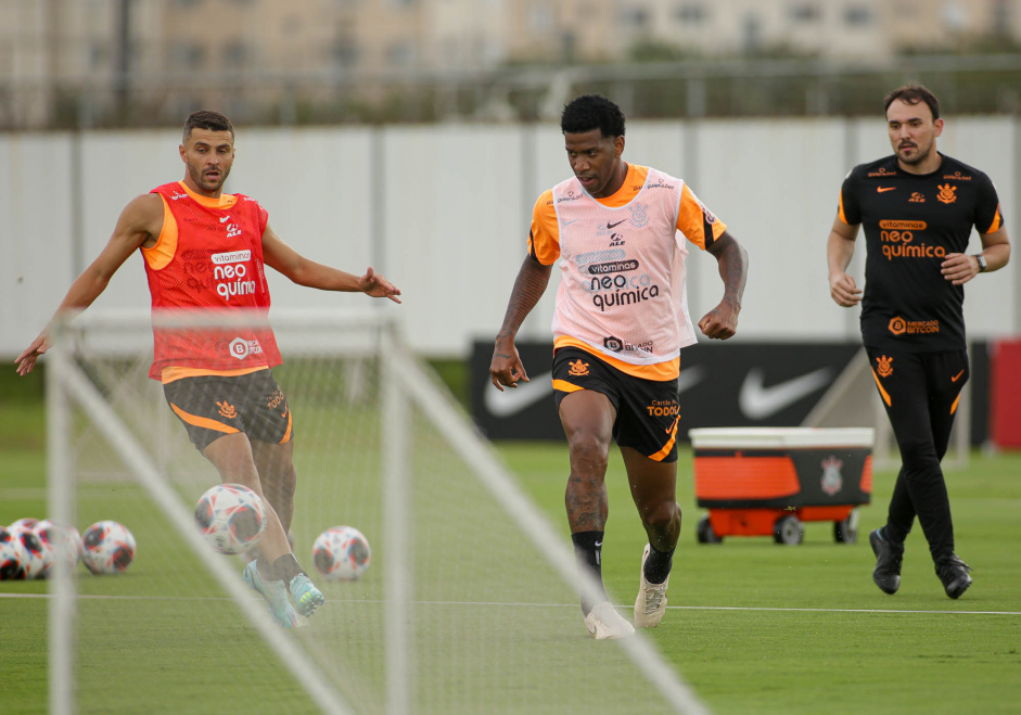 Jnior Moraes e Gil durante treino do Corinthians