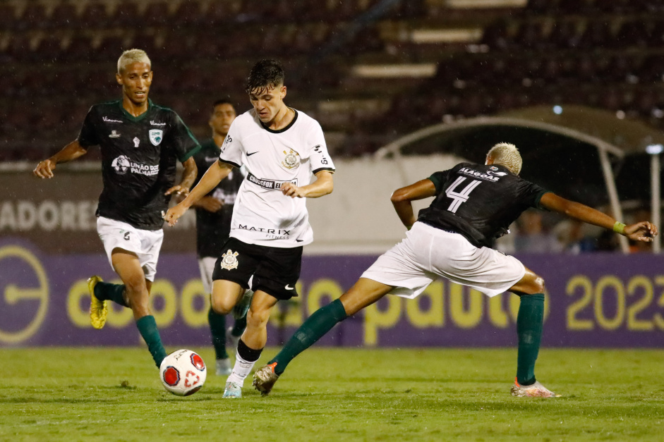 Breno Bidon driblando o adversrio durante estreia do Corinthians na Copinha 2023