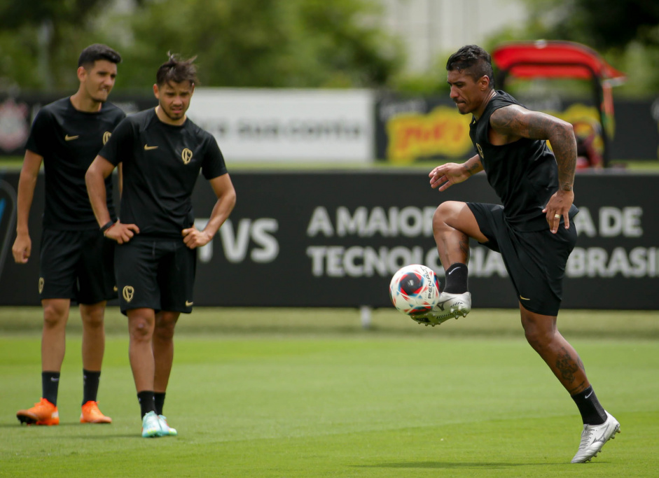 Paulinho agradece esposa e filhos por recuperação de lesão: “Foram eles que me deram força para eu retornar”