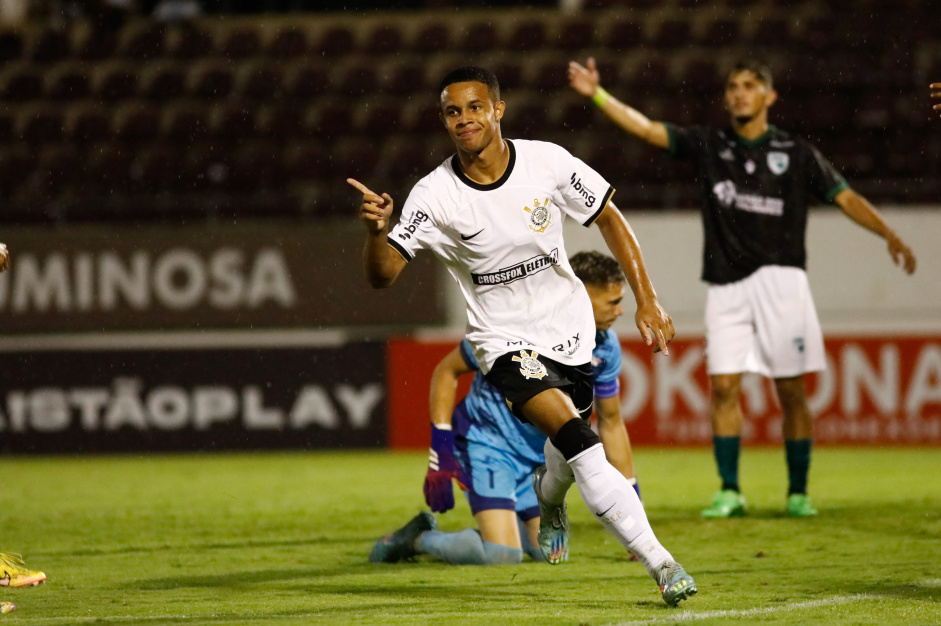 Corinthians deve promover joia de 16 anos ao profissional aps retorno da Seleo