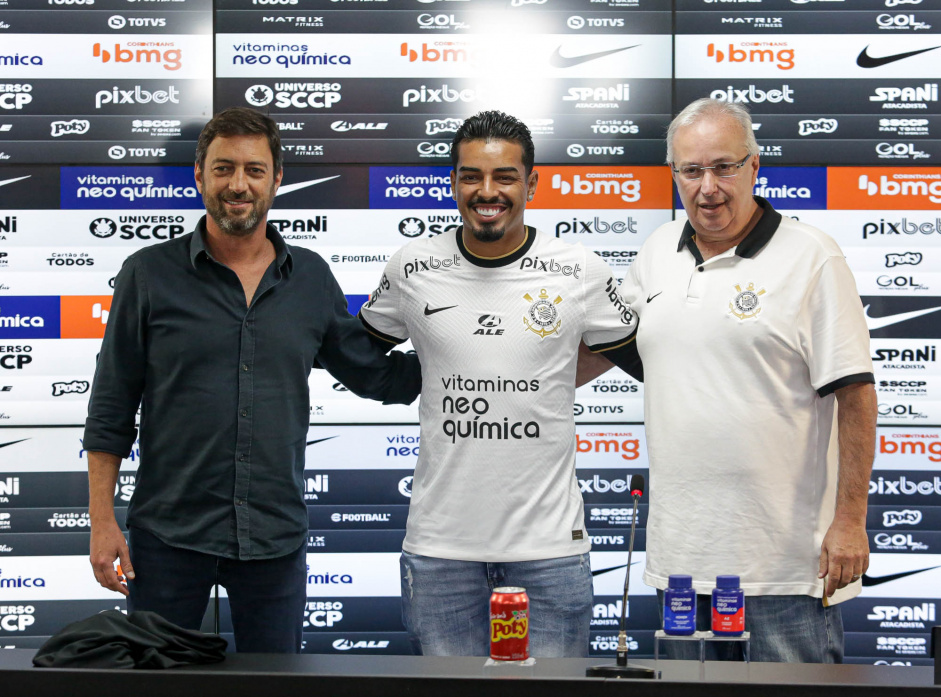 Duilio, Matheus Bidu e Roberto de Andrade sorridentes na coletiva de apresentação do lateral