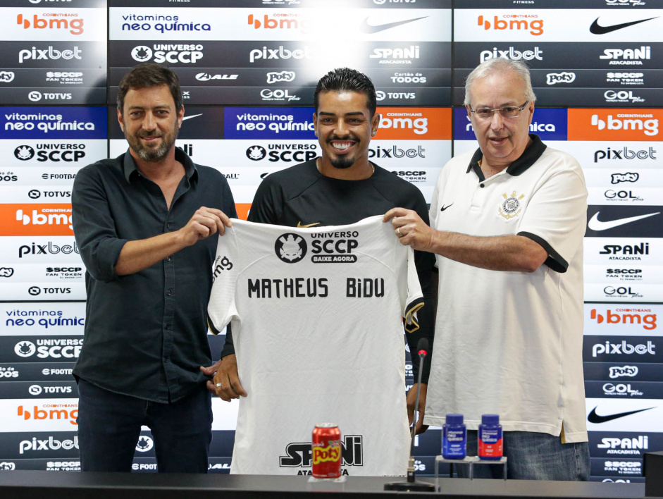 Matheus Bidu, Duilio Monteiro Alves e Roberto de Andrade na coletiva de apresentação do lateral