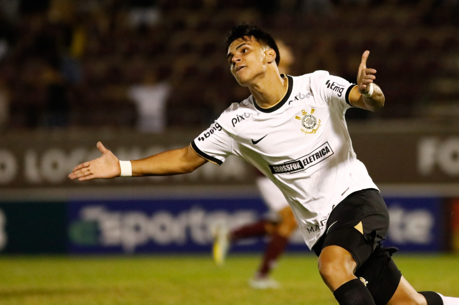 Guilherme Henrique assinou novo contrato com o Corinthians