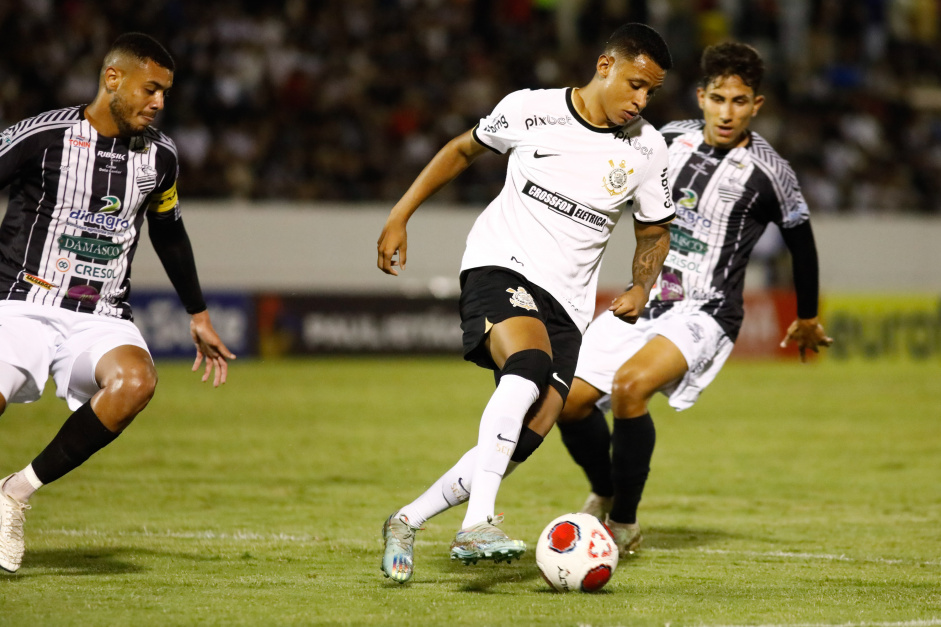 Arthur Sousa disputa bola em classificao do Corinthians contra Comercial na Copinha