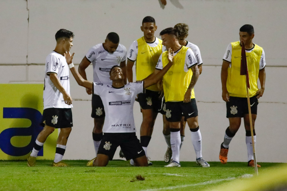 Wesley comemora com o elenco o gol em classificao do Corinthians contra Comercial na Copinha