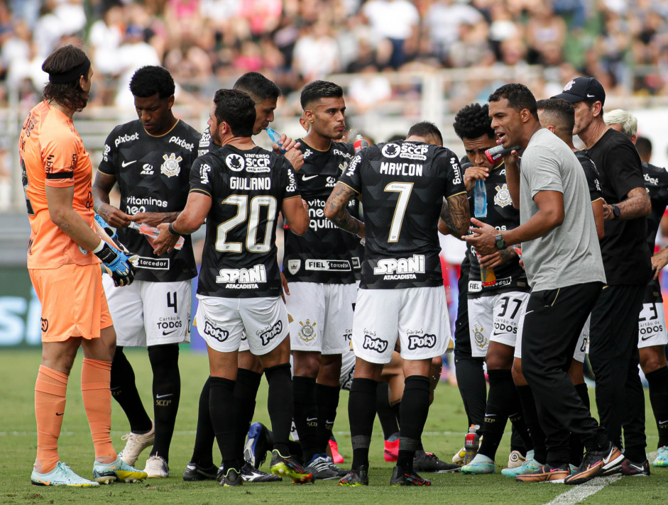Corinthians comeou o ano sem conseguir vencer nas duas primeiras partidas fora de casa; domingo o jogo  no Morumbi