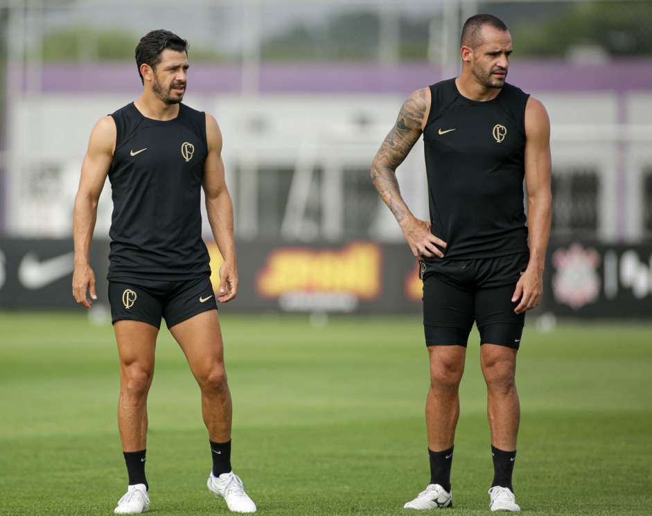 Giuliano e Renato Augusto em treinamento do Corinthians