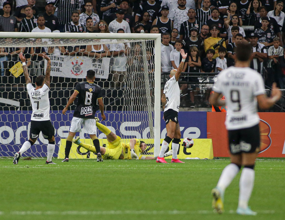Cssio defendendo chute adversrio no jogo entre Corinthians e gua Santa
