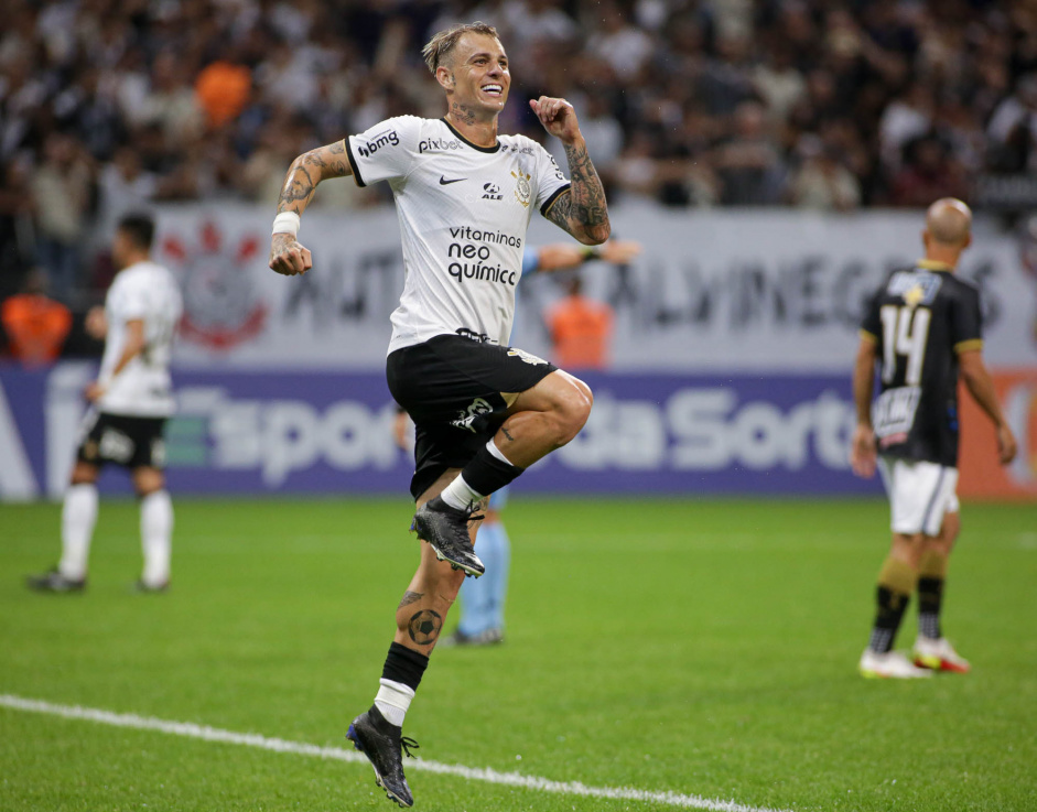 Rger Guedes comemorando seu gol pelo Corinthians