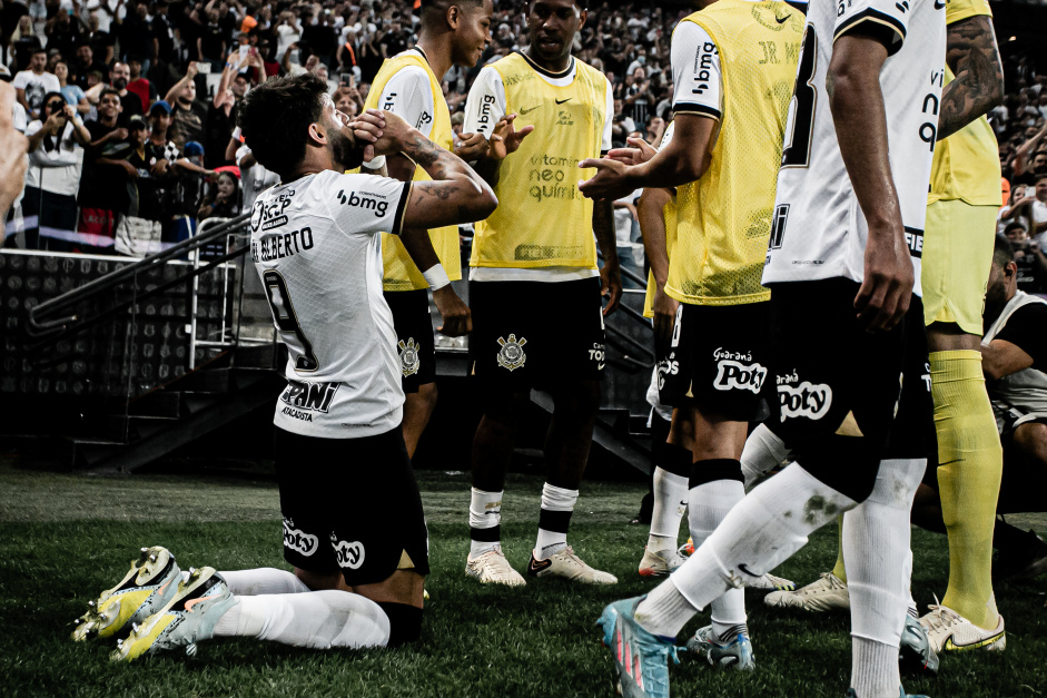 Yuri ajoelha em duelo contra o gua Santa pelo Campeonato Paulista
