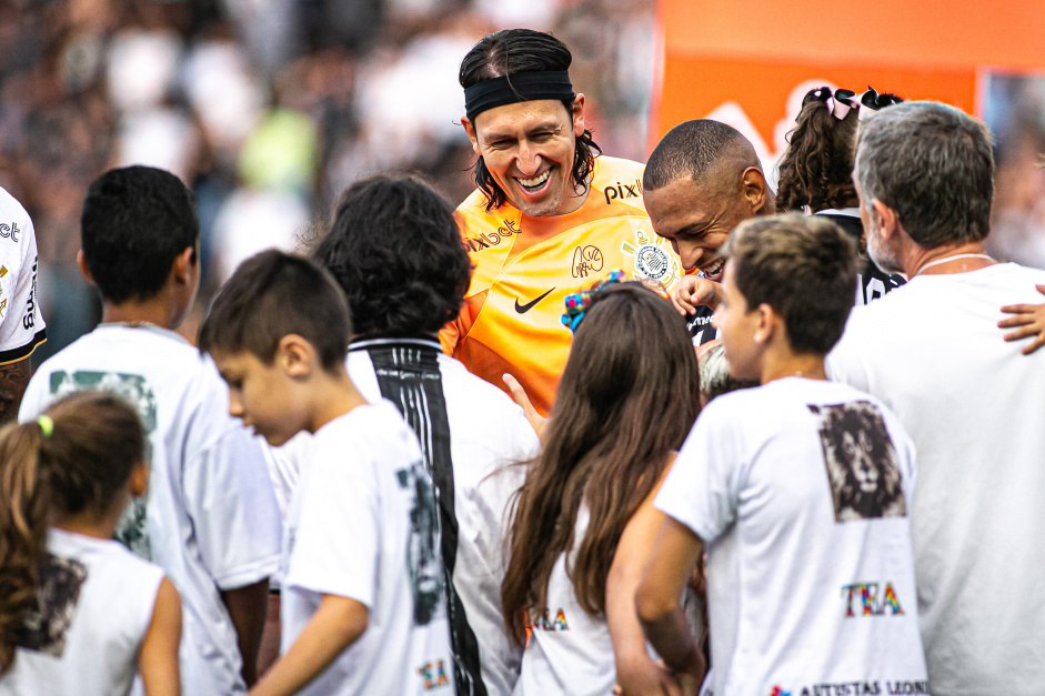 Cssio recebendo carinho dos torcedores do Corinthians no jogo contra a Inter de Limeira