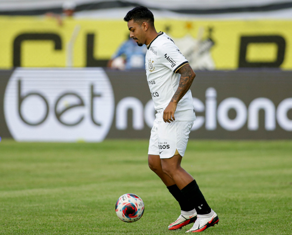 Matheus Bidu domina a bola em empate com a Inter de Limeira no Paulisto