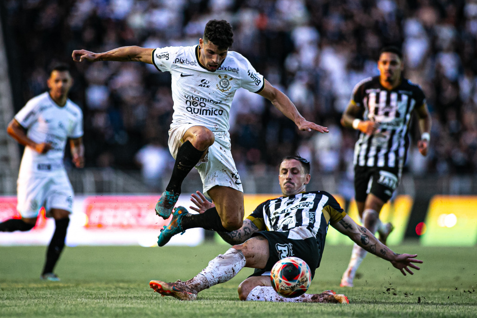 Rafael Ramos em ao no jogo do Corinthians frente  Inter de Limeira pelo Paulisto