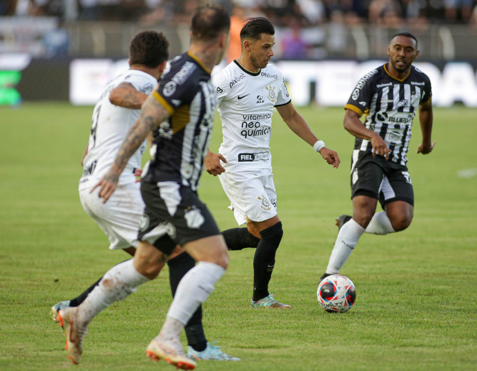 Romero conduz a bola em empate com a Inter de Limeira no Paulisto