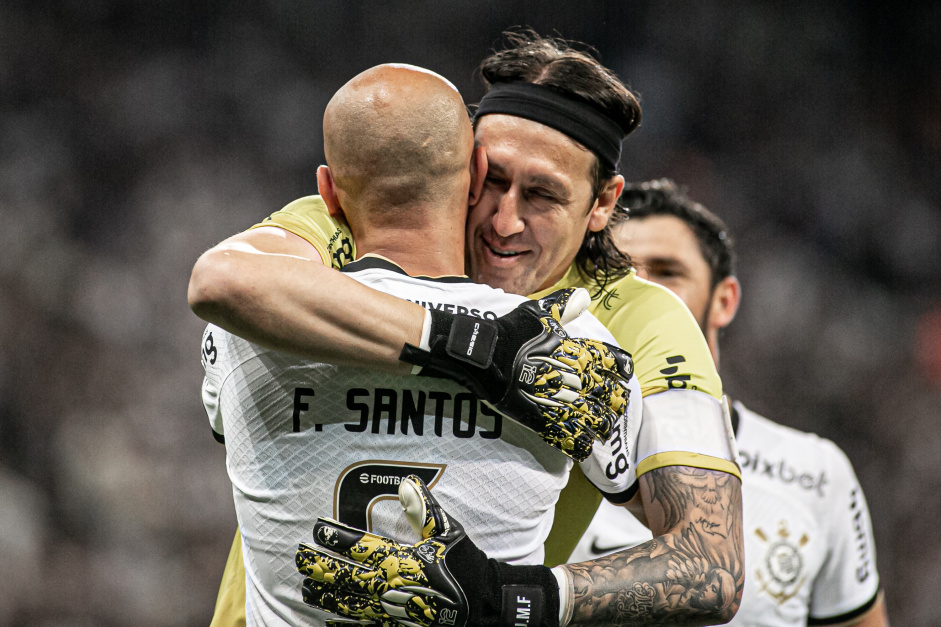 Cssio e Fbio Santos comemorando gol do Corinthians