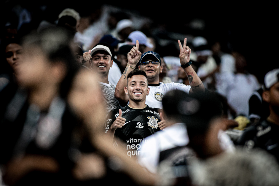 Ryan, da base, acompanhando das arquibancadas o jogo entre Corinthians e Guarani