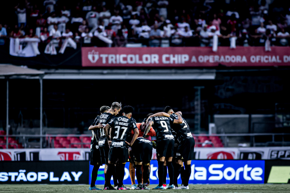Jogadores do Corinthians formando circulo antes de iniciar o clssico contra o So Paulo