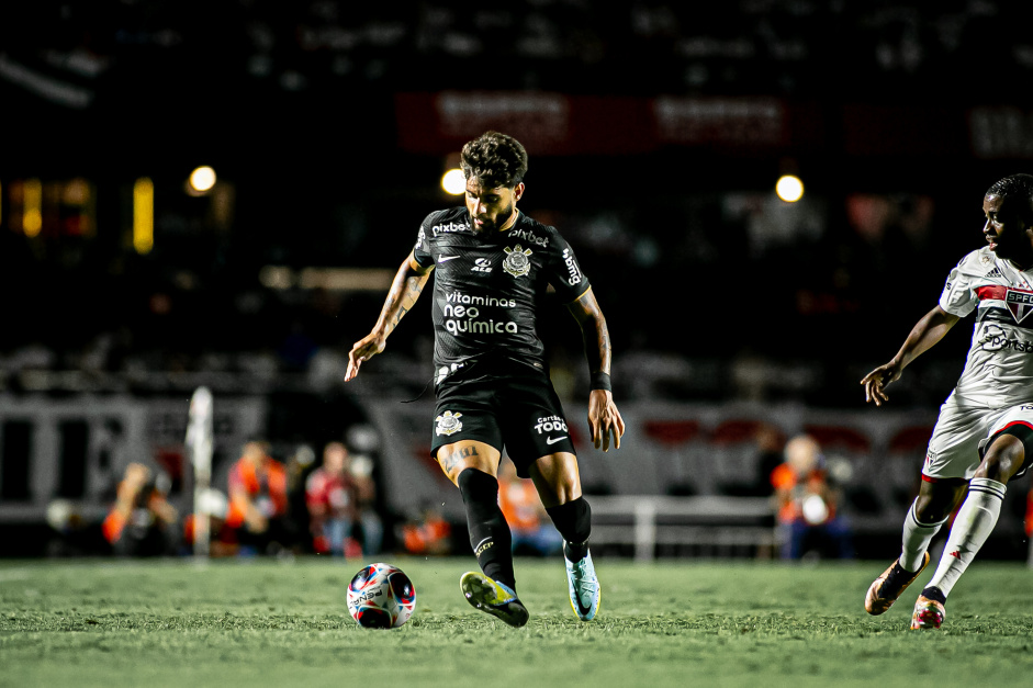 Yuri Alberto correndo com a bola em seu domnio durante embate contra o So Paulo