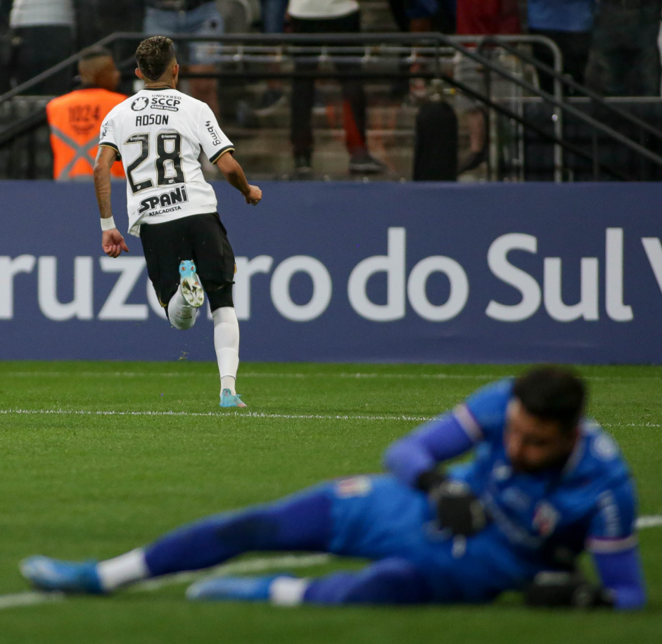 Adson corre para comemorar na vitria contra o Botafogo-SP pelo Paulisto