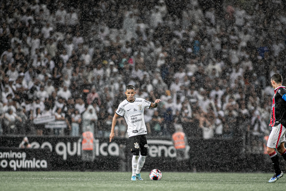 Adson na chuva durante a vitria do Corinthians contra o Botafogo-SP