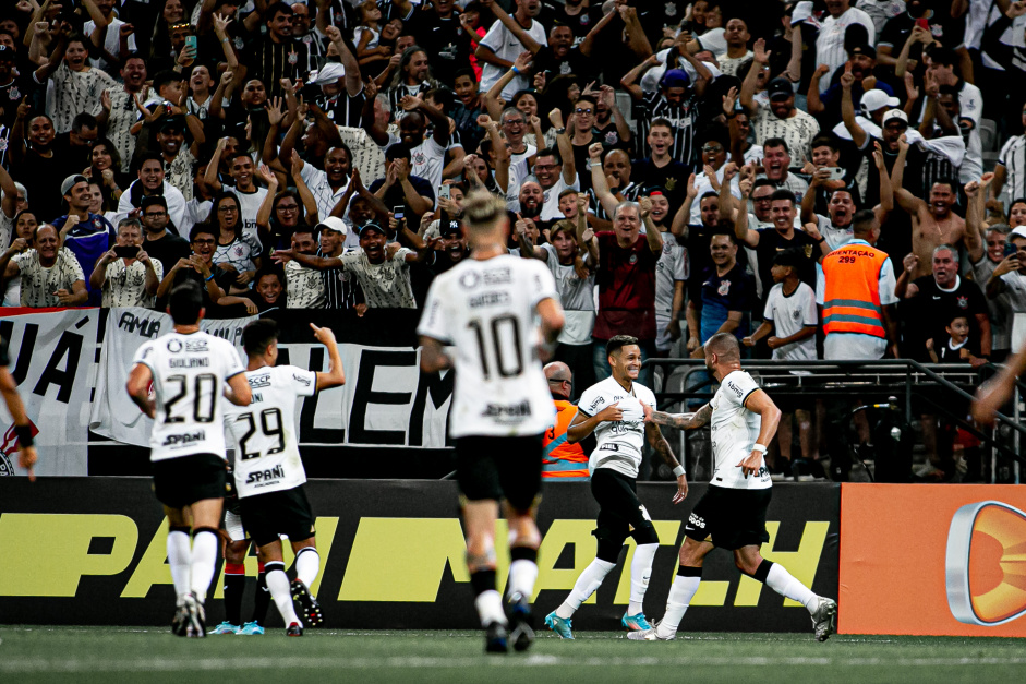Corinthianos comemoram o gol de Adson durante a vitria do Corinthians contra o Botafogo-SP