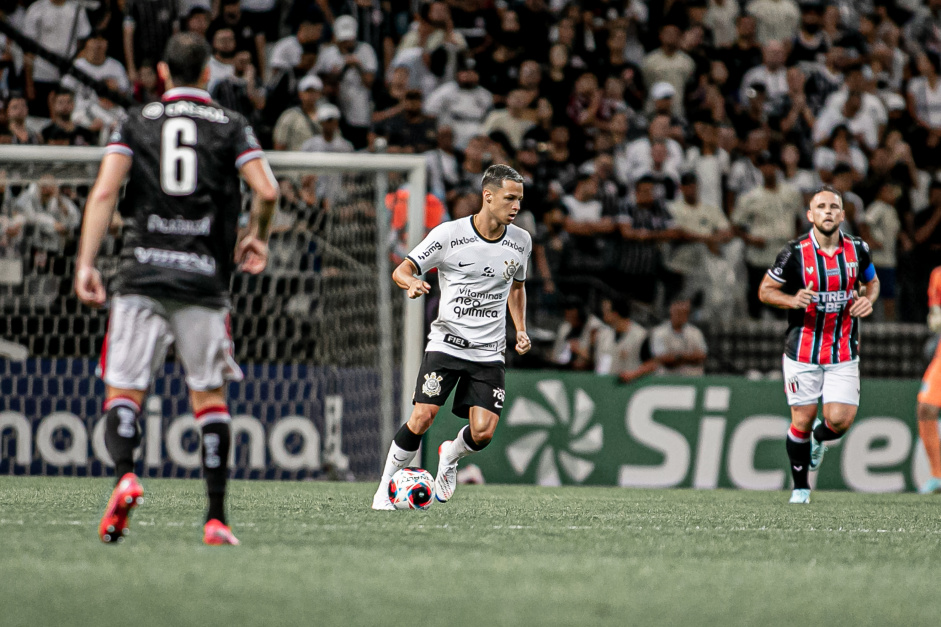 Matheus Arajo voltou a atuar com a camisa do Corinthians diante do Botafogo-SP