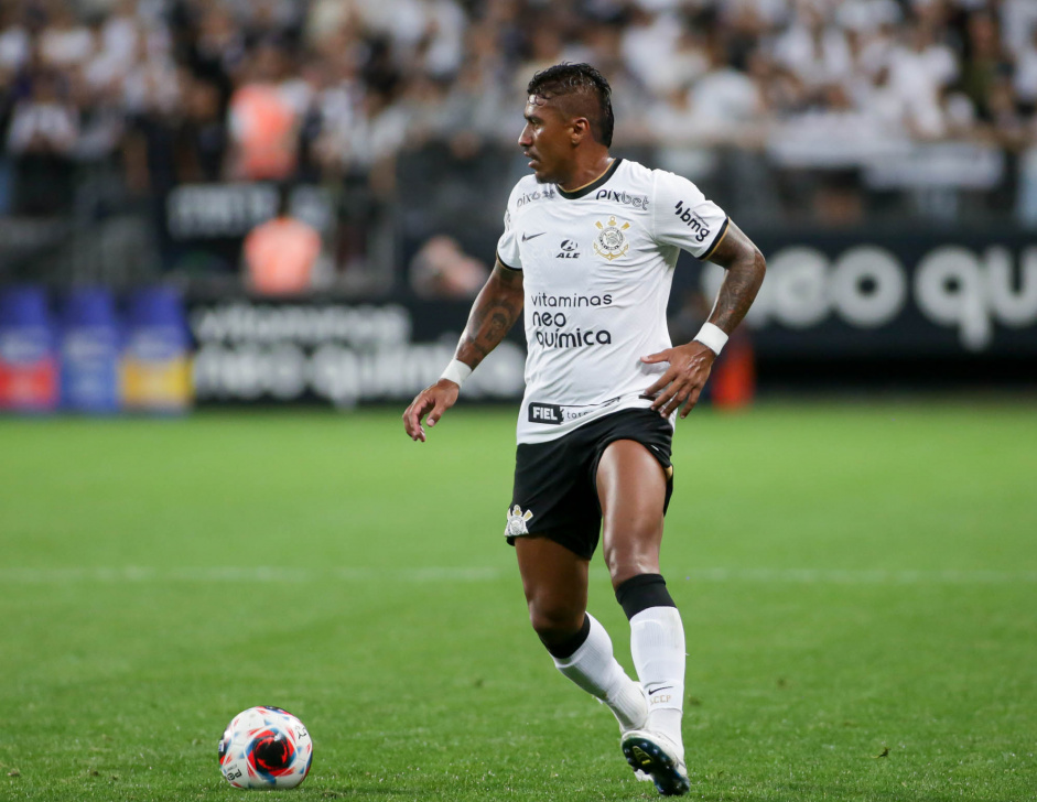Paulinho corre na vitria contra o Botafogo-SP pelo Paulisto