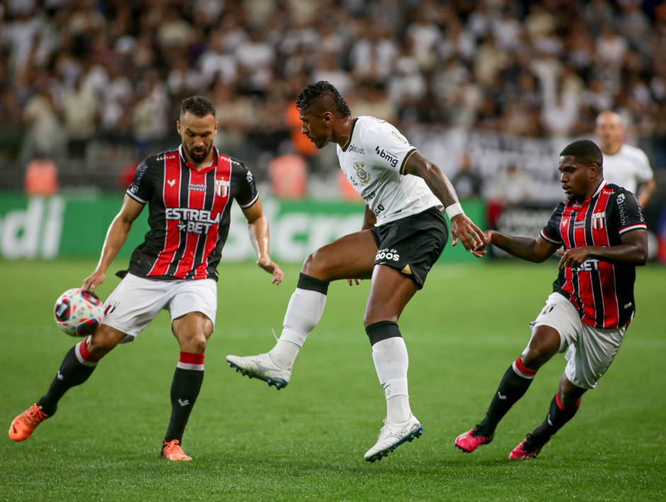 Paulinho passa a bola na vitria contra o Botafogo-SP pelo Paulisto