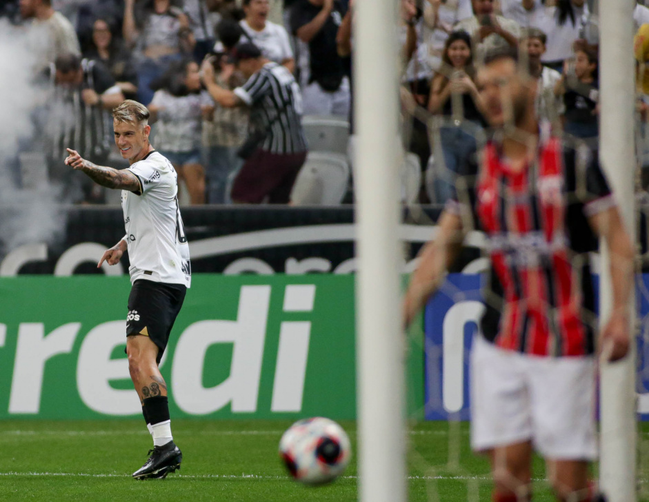 Rger Guedes celebra gol na vitria contra o Botafogo-SP pelo Paulisto