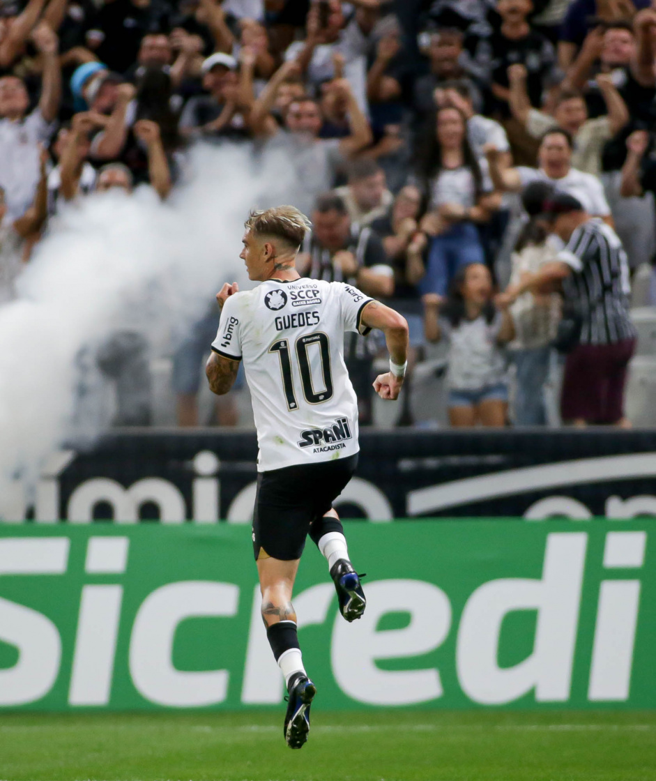 Rger Guedes comemora na vitria contra o Botafogo-SP pelo Paulisto