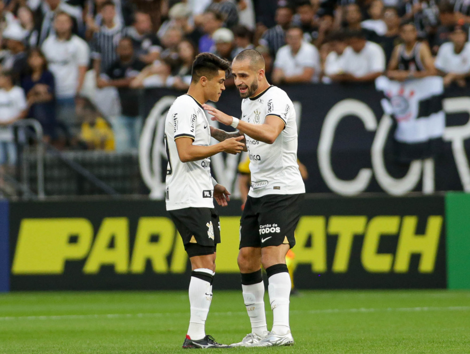 Roni e Renato Augusto em ao na vitria contra o Botafogo-SP pelo Paulisto
