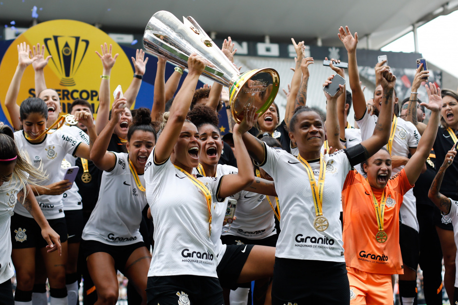 Atletas corinthianas festejando junto ao trofu da Supercopa do Brasil Feminina