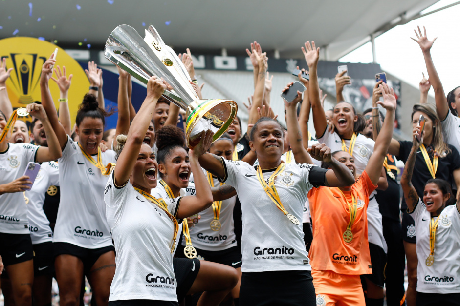 Jogadoras do Corinthians erguendo a taa e festejando ttulo da Supercopa do Brasil Feminina