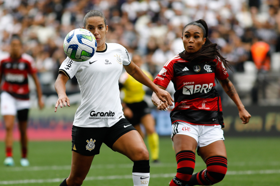 Millene disputando a bola com marcadora do Flamengo