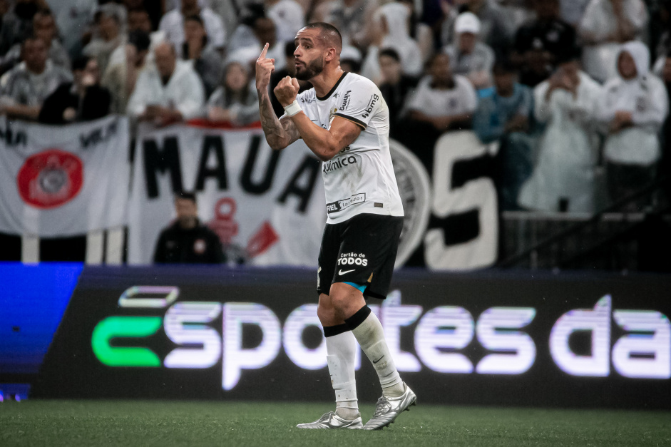 Renato Augusto reclama de passe errado em empate do Corinthians contra o Palmeiras no Paulista