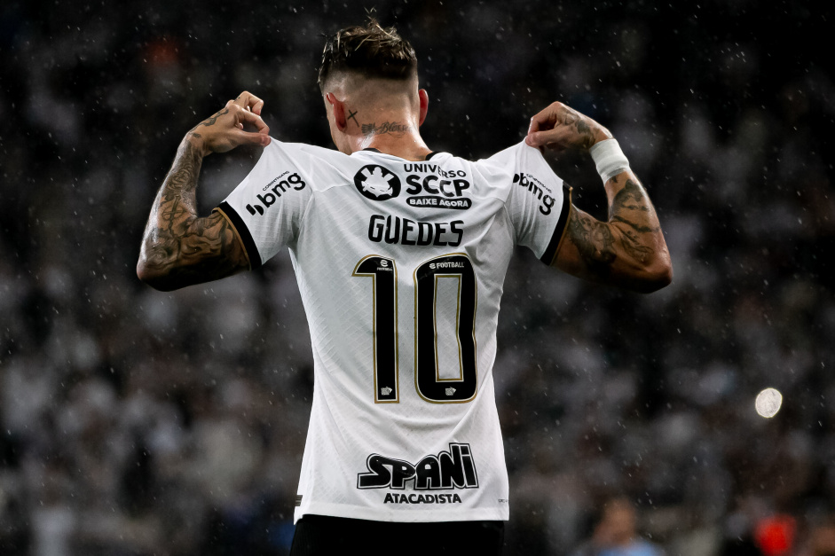 Rger Guedes mostra camisa em comemorao em empate do Corinthians contra o Palmeiras no Paulista