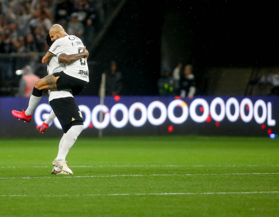 Fbio Santos comemora gol abraando Gil em empate do Corinthians com o Palmeiras no Paulisto