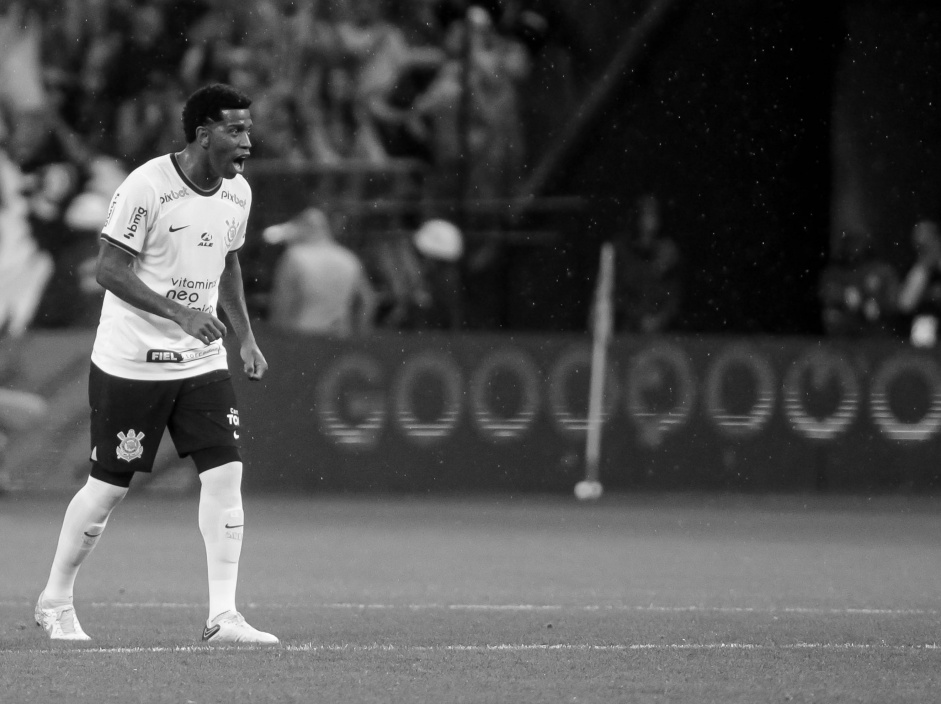 Gil comemora gol em foto em preto e branco em empate do Corinthians com o Palmeiras no Paulisto