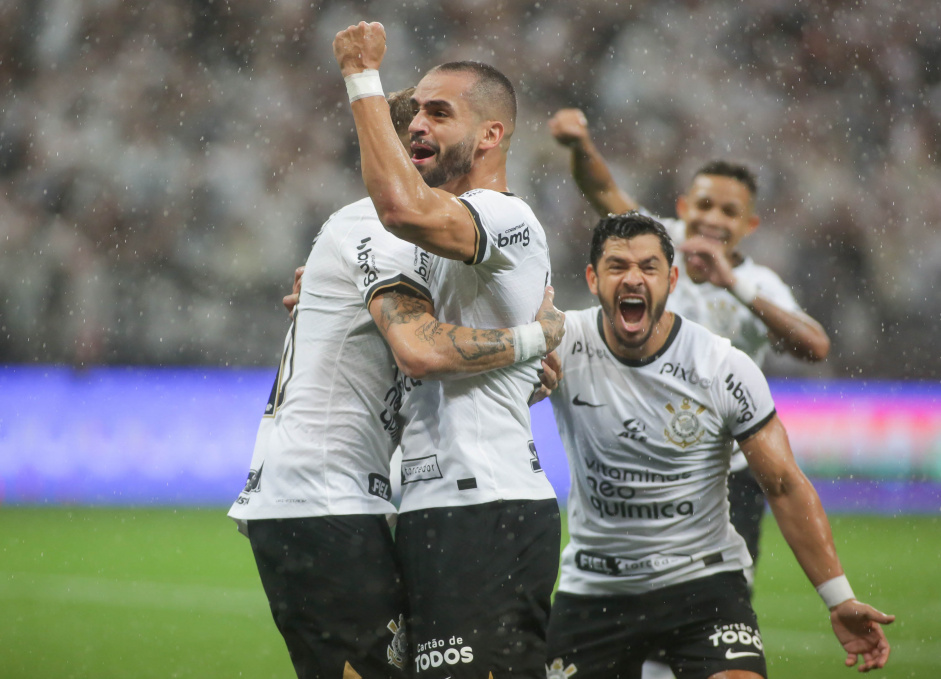 Renato Augusto e Giuliano celebram gol marcado em empate do Corinthians com o Palmeiras no Paulisto