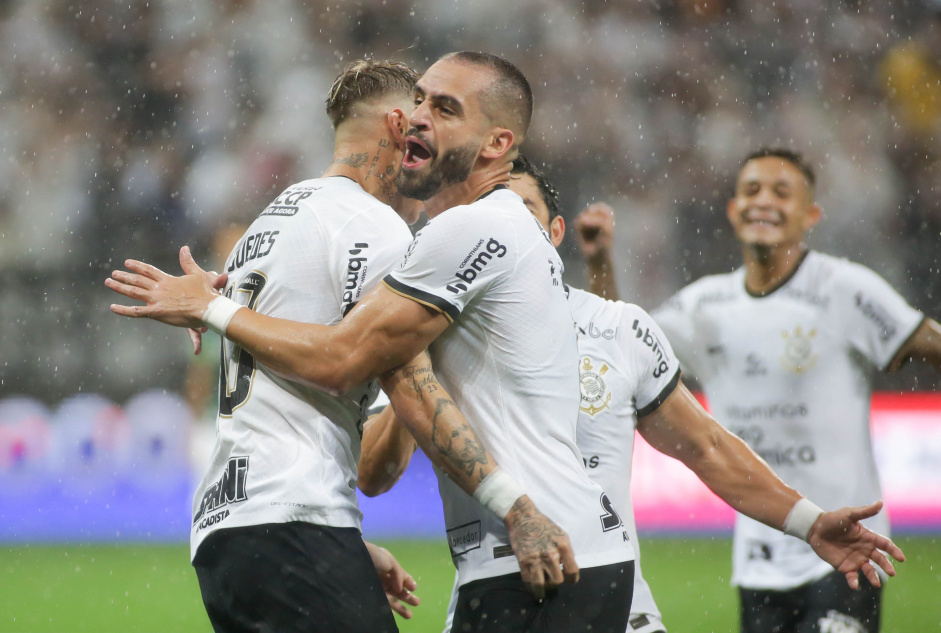 Renato Augusto e Rger Guedes se abraam em empate do Corinthians com o Palmeiras no Paulisto