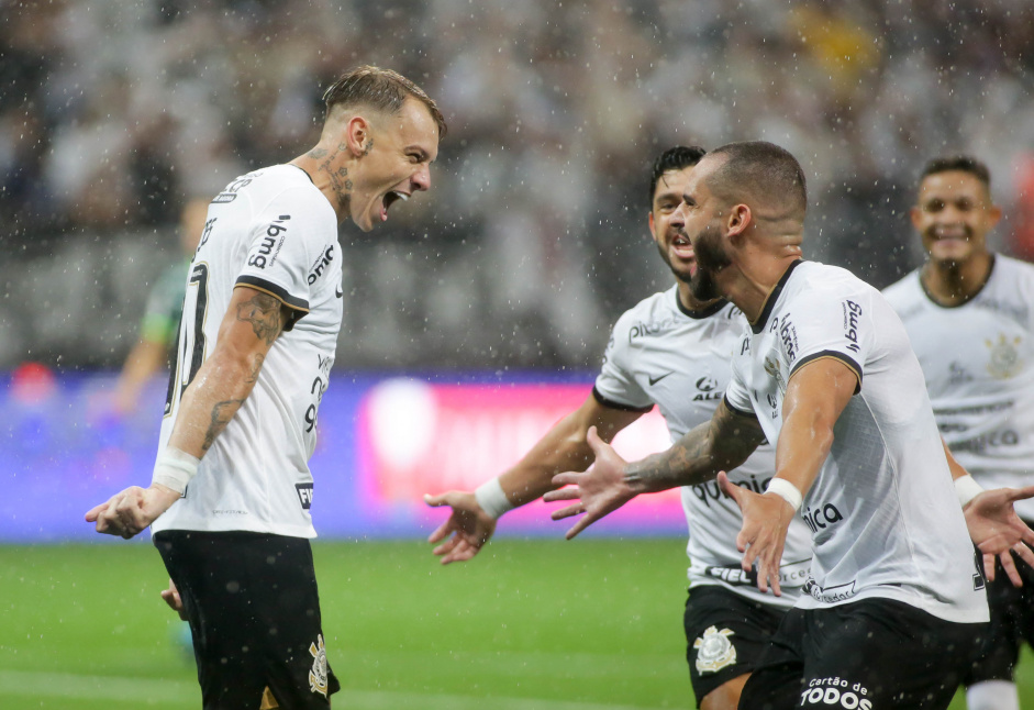 Rger Guedes comemora com Renato Augusto em empate do Corinthians com o Palmeiras no Paulisto